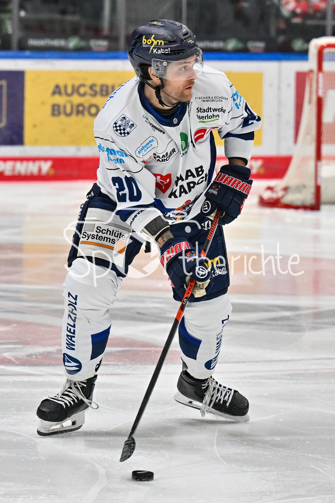 Augsburger Panther - Iserlohn Roosters | AUGSBURG, GERMANY - 06. JANUARY: am Puck Macoy ERKAMPS (Iserlohn Roosters 20) / Einzelfoto / Freisteller während dem Match zwischen den Augsburger Panthern und den Iserlohn Roosters am 37. Spieltag der Penny DEL im Curt Frenzel Stadion