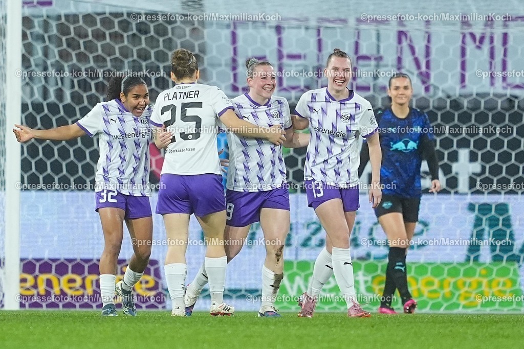 xYDRx22022602005 | 22.02.2026, xydrx, Frauen Fußball, 1.Fußball Bundesliga, SGS Essen - RB Leipzig, Saison 2025 2026, Stadion an der Hafenstraße: Torjubel nach dem Tor zum 1:0 für die SGS Essen durch Torschütze Ramona Maier (SGS Essen #9) zusammen mit Maike Berentzen (SGS Essen #13) und Paulina Platner (SGS Essen #25)    DFB regulations prohibit any use of photographs as image sequences and or quasi-video.Photo: xYannisxDreimannxPressefotoKochx