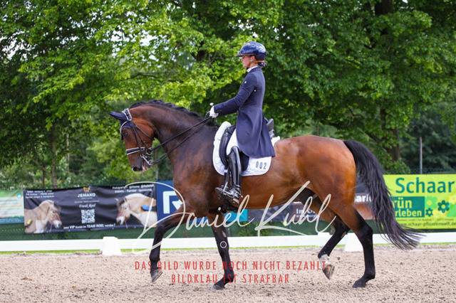 DKP41438 | Turnierfotos kaufen im Webshop von Daniel Kuhl Photography – entdecke professionelle Reitsportfotos aus Turnieren & Events. Hochwertige Turnierbilder online bestellen & sichern. Jetzt Fotos von Reitsportturnieren kaufen!