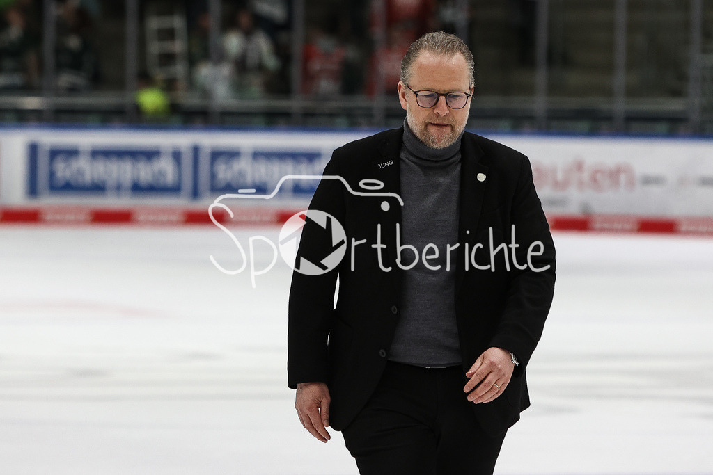 Augsburger Panther - Düsseldorfer EG | ein enttaeuschter Christof KREUTZER schleicht nach dem Spiel vom Eis / Abstieg / Traurig