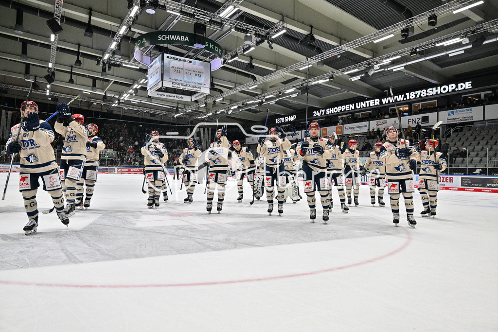 Augsburger Panther - Schwenninger Wild Wings | Die Spieler der Wild Wings feier zusammen mit ihren Fans den Sieg in Augsburg / DEL: Augsburger Panther - Schwenninger Wild Wings, Curt Frenzel Stadion am 24.01.2025 /