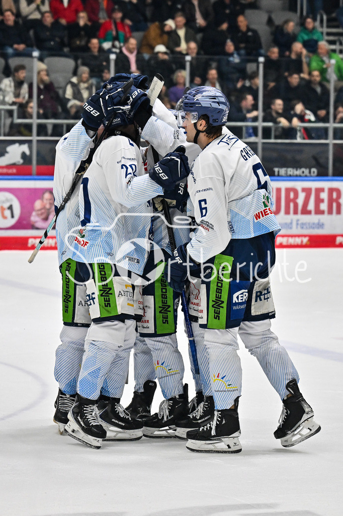Augsburger Panther - Straubing Tigers | Augsburg, DEUTSCHLAND - 14. NOVEMBER: Jubel der Gäste nach dem Treffer zum 1-4 durch Justin SCOTT (Straubing Tigers 20) / Tor / Torschuetze / Freude / Happy beim Ligaspiel zwischen den Augsburger Panthern und den Straubing Tigers am 18. Spieltag der Penny DEL im Curt Frenzel Stadion am 14.11.2025
