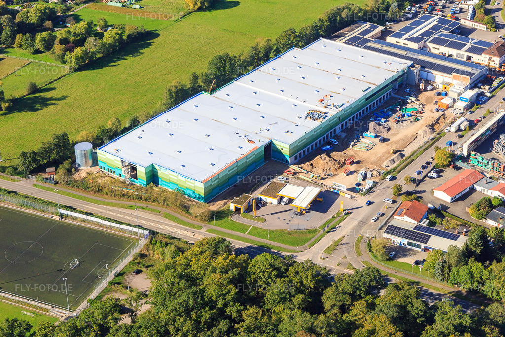 Luftbild: Baustelle des neuen Logistikpark der HANSAINVEST und DFI-Real-Estate Kandel nach Abriss des OBI-Markts im Ortsteil Minderslachen in Kandel im Bundesland Rheinland-Pfalz in Deutschland. – Foto: IMG_149905.jpg vom 18.09.2025 durch Werner Riehm/FLY-FOTO.de – Auflösung des Originals: 5472 x 3648 px – Entdecke HANSAINVEST | Kapital-verwaltungs-gesellschaft: Hansainvest – DFI Real Estate - Driving Future Innovation