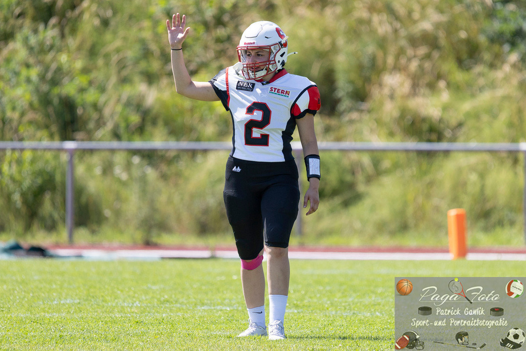 GFLW 1: German Football League Women 1: Rodgau Pioneers Ladies - Stuttgart Scorpions Sisters, 07.06.2026 | Lamis Nada Guerrouchi (Stuttgart Scorpions Sisters #2) hebt den Arm, Freisteller, Portrait / Porträt, Rodgau Pioneers Ladies - Stuttgart Scorpions Sisters, Rodgau, Maingau-Energie-Stadion "Am Weichsee", 7.6.2026 - Realisiert mit Pictrs.com
