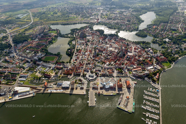 Stralsund12082021 | Hafen, Marina mit dem Deutsche Meeresmuseum und dem Ozeaneum, Stralsund, mit der von Wasser umgebenen Altstadtinsel am Strelasund,  Stralsund, Ostsee, Mecklenburg-Vorpommern, Deutschland, Europa