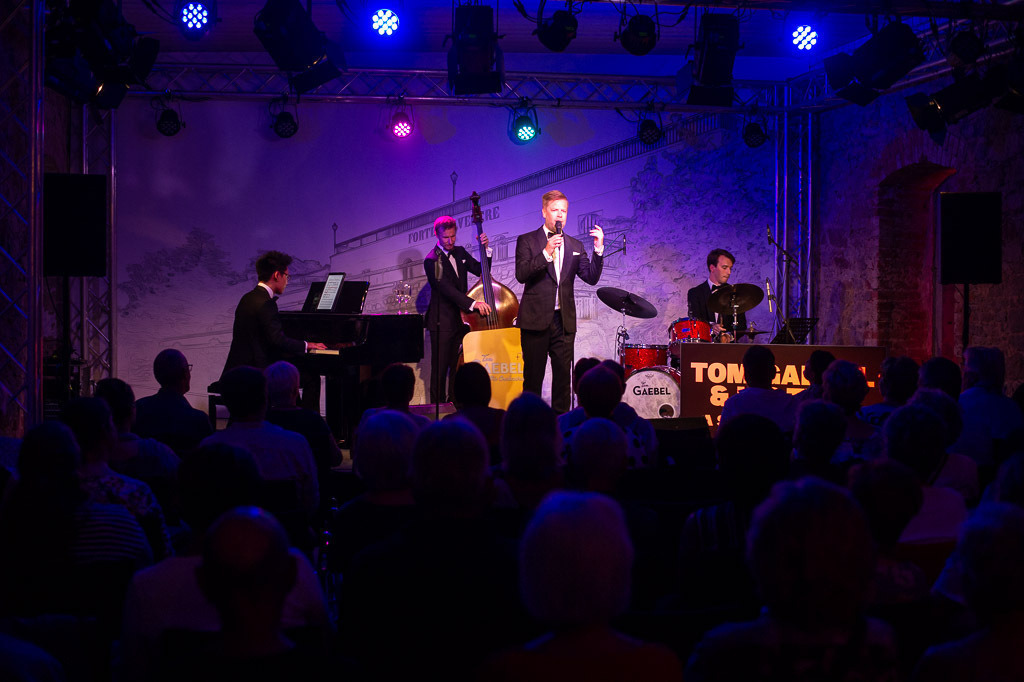 Tom Gaebel & His Trio | Tom Gaebel & His Trio im Forte Belvedere Leisnig zum Festival Hallo Leisnig 2022. - Realisiert mit Pictrs.com