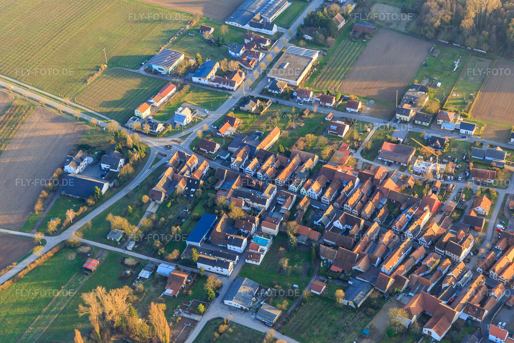 Luftbild: Hauptstraße x Bahnhofstr im Ortsteil Heuchelheim in Heuchelheim-Klingen im Bundesland Rheinland-Pfalz in Deutschland. Foto: IMG_097420.jpg vom 10.03.2017 durch Werner Riehm/FLY-FOTO.de