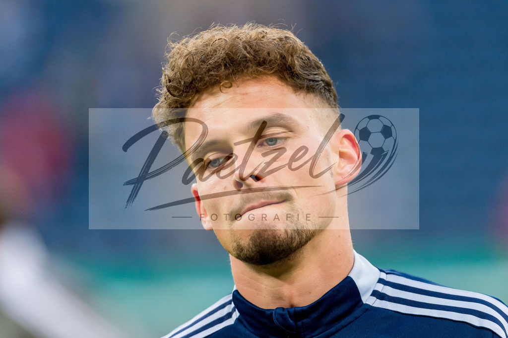 HSVSCF20220419_263 | Fussball, Herren: Moritz Heyer (Hamburger SV) schaut beim DFB-Pokal-Halbfinalspiel zwischen Hamburger SV und SC Freiburg im Volksparkstadion am 19.04.2022 in Hamburg, Deutschland.DFB / DFL REGULATIONS PROHIBIT ANY USE OF PHOTOGRAPHS AS IMAGE SEQUENCES AND/OR QUASI-VIDEO. - Realisiert mit Pictrs.com