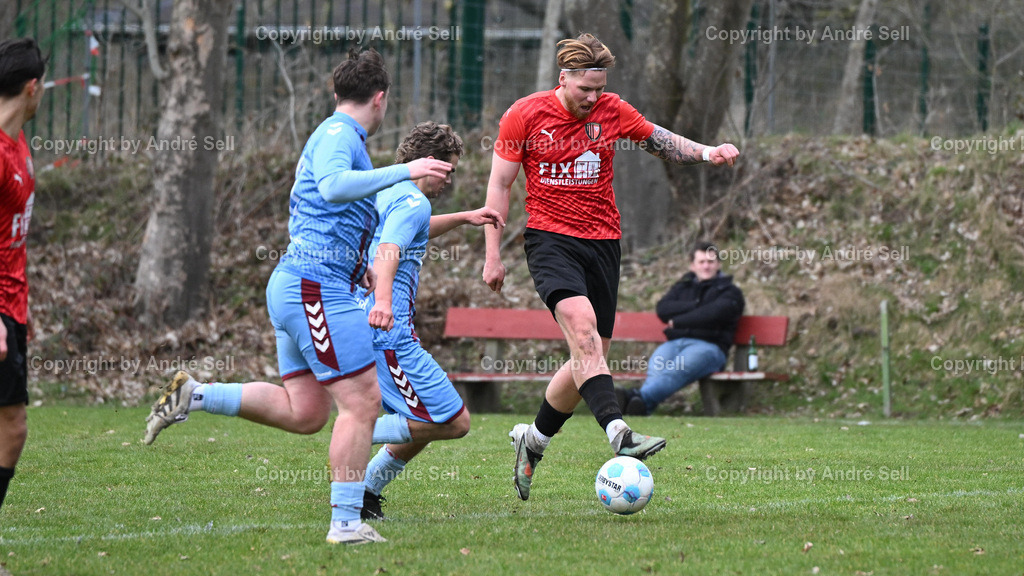 SSG Rot-Schwarz Kiel vs SC Weiche Flensburg II | Leon Lembke (Kiel #92) vs Daniel Kehl (Weiche #17) &amp; Jan Theo Fritze (Weiche #19) / Fußball-Landesliga Schleswig Männer 2025/2026 / SSG Rot-Schwarz Kiel vs SC Weiche Flensburg II / Sportplatz Meimersdorf / Kiel / 14.03.26 - Realisiert mit Pictrs.com