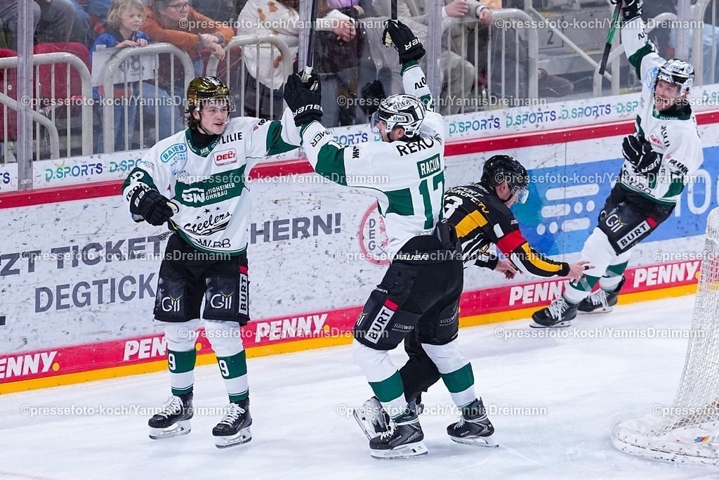 xYDRx12122501010 | 12.12.2025, xydrx, Eishockey, DEL2, Düsseldorfer EG - Bietigheim Steelers, PSD Bank Dome Düsseldorf: Torjubel nach dem Tor zum 2:0 für die Bietigheim Steelers durch Torschütze Brett Kemp (Bietigheim Steelers #9) zusammen mit Marek Racuk (Bietigheim Steelers #17) Photo: xYannisxDreimannxPressefotoKochx