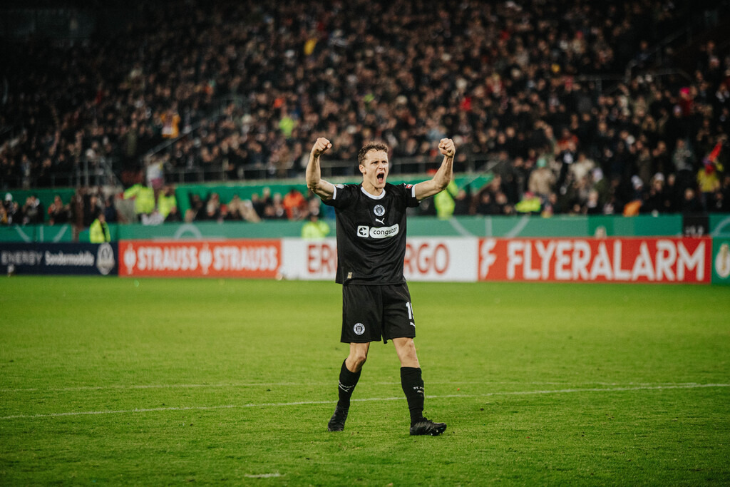 IMG_0870 | Der offizielle Shop für FC St. Pauli Fotos. Wähle aus Spielszenen & Fanmomenten dein FCSP Wunschformat. Wir liefern Millerntor-Atmosphäre.