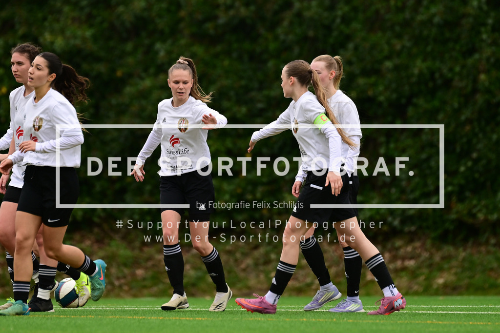 Fußball I Frauen I Saison 2025-2026 I Bezirksliga I 21. Spieltag I Harburger TB - Rahlstedter SC I 166331 | Der Sportfotograf. - Realisiert mit Pictrs.com