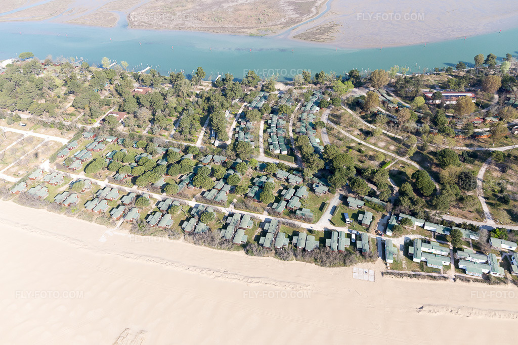 Aerial view: View of the town in Bibione Pineda in the state Veneto, Italy. – Photo: IMG_098000.jpg taken on 04/03/2017 by Werner Riehm/FLY-FOTO.com – Resolution of the original: 5472 x 3648 px