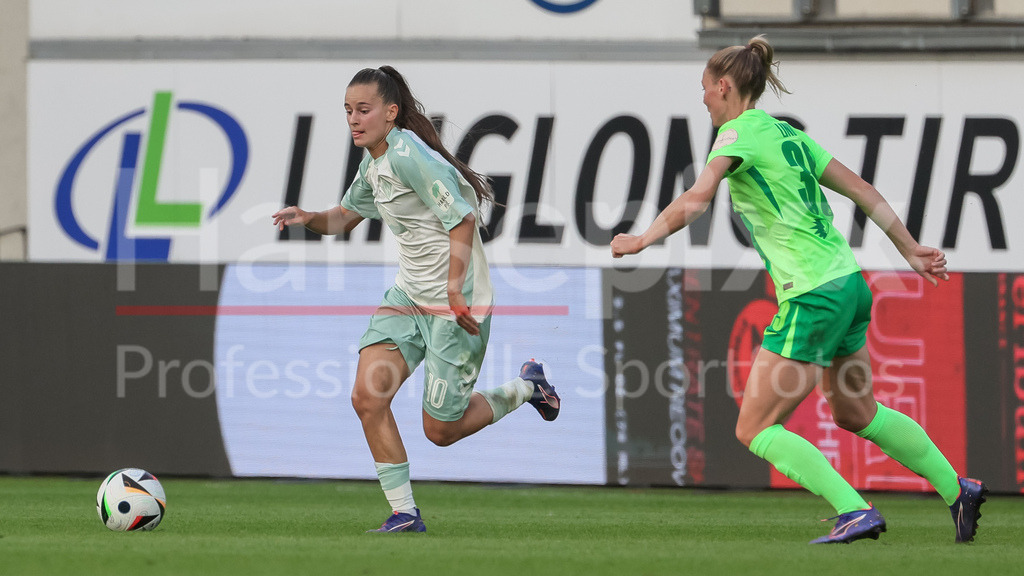 Fussball, Google Pixel Frauen-Bundesliga, VfL Wolfsburg - SV Werder Bremen | v.li.: Tuana Mahmoud (SV Werder Bremen, 10) und Sarai Linder (VfL Wolfsburg, 39) im Zweikampf, Duell, Dynamik, Aktion, Action, Spielszene, DIE DFB-RICHTLINIEN UNTERSAGEN JEGLICHE NUTZUNG VON FOTOS ALS SEQUENZBILDER UND/ODER VIDEOÄHNLICHE FOTOSTRECKEN. DFB REGULATIONS PROHIBIT ANY USE OF PHOTOGRAPHS AS IMAGE SEQUENCES AND/OR QUASI-VIDEO.