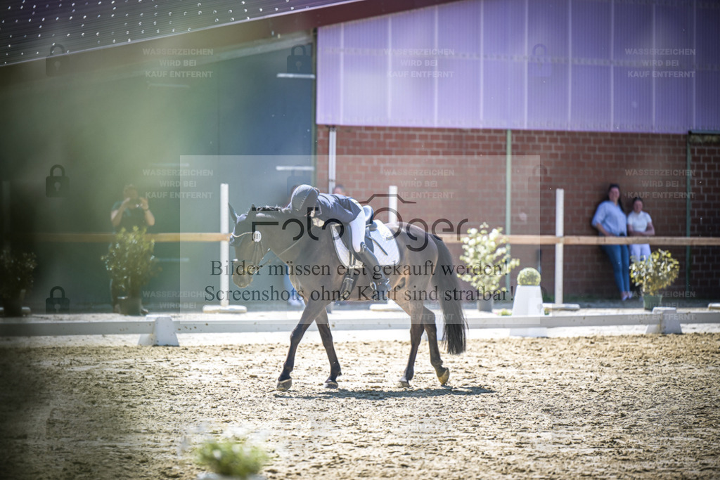 DOS_9864 | Entdecke hochwertige Reitturnierfotos von Foto Oger. Professionell, emotional und authentisch – jetzt Lieblingsmomente im Shop bestellen. - Realisiert mit Pictrs.com