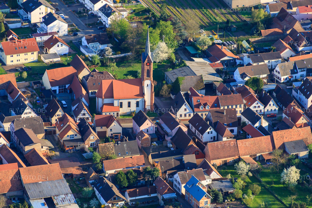 Luftbild: Kirche St. Georg im Ortsteil Niederhochstadt in Hochstadt im Bundesland Rheinland-Pfalz in Deutschland. Foto: IMG_56748.jpg vom 25.04.2013 durch Werner Riehm/FLY-FOTO.deAuflösung des Originals: 4585 x 3057 px