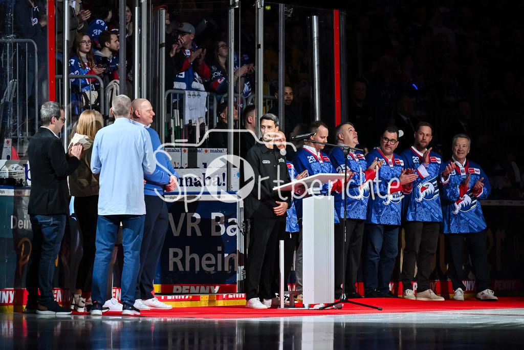 Adler Mannheim - Augsburger Panther | MANNHEIM, DEUTSCHLAND - 25. FEBRUAR: Im Bild Denis REUL, dessen Rückennummer 29 heute von den Adlern unters Dach gezogen wird / Einzelfoto / Freisteller vor dem Match zwischen den Adler Mannheim und den Augsburger Panthern am 45. Spieltag der Penny DEL in der SAP Arena / Dennis ENDRAS hält eine Rede / Laudatio / Ehrung