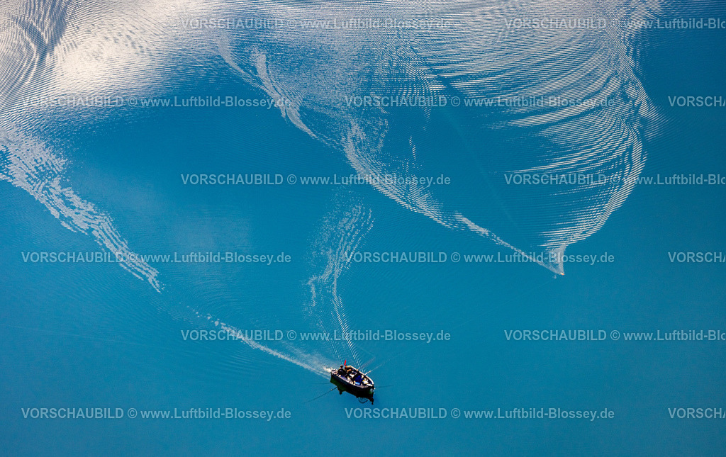 Meschede220901665 | Luftbild, Boot zieht Spuren im Wasser im Hennesee, Formen und Farben, Berghausen, Meschede, Sauerland, Nordrhein-Westfalen, Deutschland