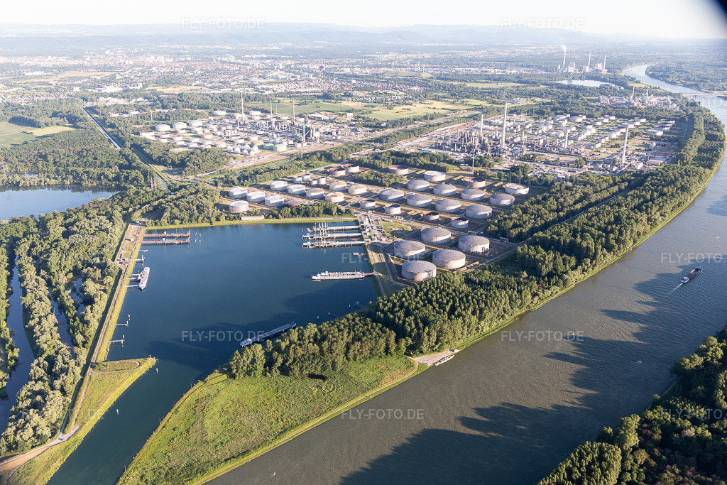 Luftbild: Ölhafen im Ortsteil Knielingen in Karlsruhe im Bundesland Baden-Württemberg in Deutschland. Foto: IMG_115146.jpg vom 13.06.2019 durch Werner Riehm/FLY-FOTO.de