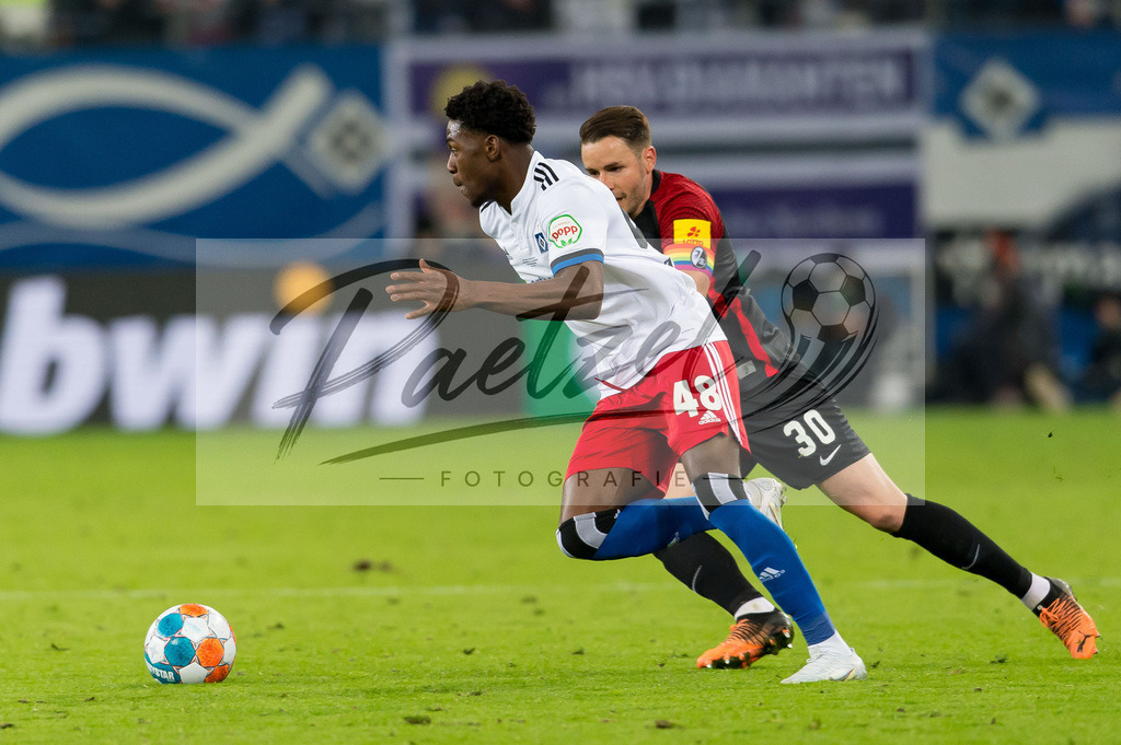 HSVSCF20220419_206 | Fussball, Herren: Faride Alidou (Hamburger SV) und Christian Guenter (SC Freiburg) im Zweikampf beim DFB-Pokal-Halbfinalspiel zwischen Hamburger SV und SC Freiburg im Volksparkstadion am 19.04.2022 in Hamburg, Deutschland.DFB / DFL REGULATIONS PROHIBIT ANY USE OF PHOTOGRAPHS AS IMAGE SEQUENCES AND/OR QUASI-VIDEO. - Realisiert mit Pictrs.com