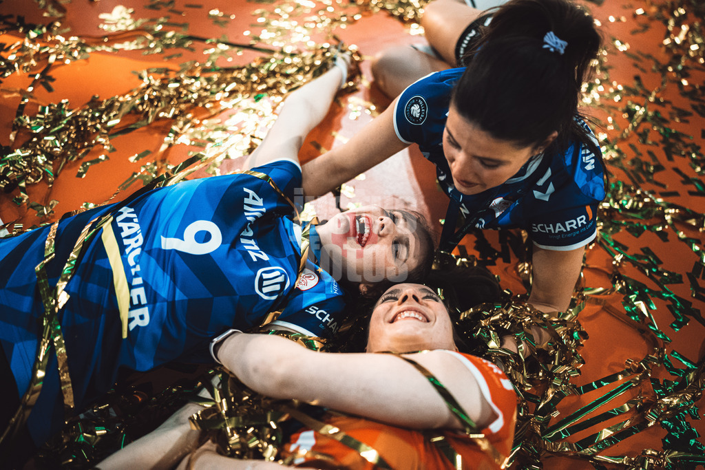 Volleyball | Frauen | Saison 2023/2024 | DVV-Pokal Finale | SC Potsdam vs. Allianz MTV Stuttgart | 03.03.2024 | v.l. Eline Timmerman (#9, Allianz MTV Stuttgart), Roosa Koskelo (#1, Allianz MTV Stuttgart), Jovana Mirosavljevic (#14, Allianz MTV Stuttgart) genießen den Pokalsieg liegend im Konfetti