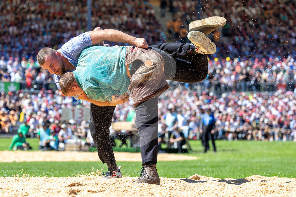 ESAF2025_07Gang_6734 | Die Schwinger des Schwyzer Kantonalen Schwingerverbandes: Fotos, die Dynamik und Leidenschaft festhalten, sowie emotionale Momente aus dem traditionellen Schwingsport zeigen. - Realisiert mit Pictrs.com