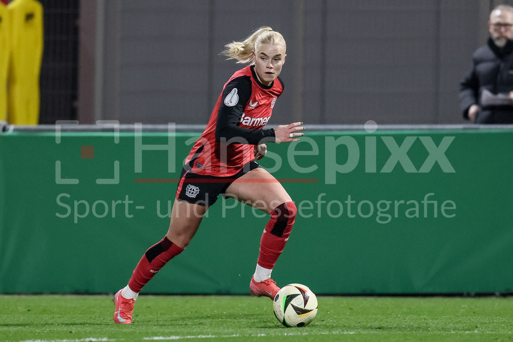 Fussball, DFB-Pokal Frauen, Bayer 04 Leverkusen - SV Werder Bremen | v.li.: Cornelia Kramer (Bayer 04 Leverkusen, 7) am Ball, Freisteller, Einzelbild, Ganzkörper, Aktion, Action, Spielszene, DIE DFB-RICHTLINIEN UNTERSAGEN JEGLICHE NUTZUNG VON FOTOS ALS SEQUENZBILDER UND/ODER VIDEOÄHNLICHE FOTOSTRECKEN. DFB REGULATIONS PROHIBIT ANY USE OF PHOTOGRAPHS AS IMAGE SEQUENCES AND/OR QUASI-VIDEO.