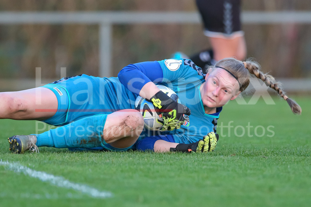 Fussball, Testspiel Frauen, SV Henstedt-Ulzburg - SV Werder Bremen | v.li.: Laura Jungblut (Torhüterin, Torwart, SV Henstedt-Ulzburg, 1) am Ball, Einzelbild, Ganzkörper, Aktion, Action, Spielszene