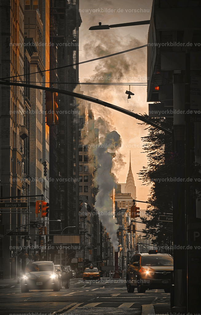 Downtown Manhattan am Morgen – Licht, Dampf und das Chrysler Building | Der Morgen erwacht in Downtown Manhattan und die Stadt zeigt ihr unverwechselbares Gesicht. Aus den Schächten der Kanalisation steigt Dampf auf, wie man es nur in New York erlebt – ein Sinnbild für die Energie, die hier niemals ruht. Vor dir glitzern die Lichtsterne der Autos, während die ersten Sonnenstrahlen die Fassaden in warmes Licht tauchen. Im Hintergrund erhebt sich das Chrysler Building, ein architektonisches Meisterwerk, das den Himmel durchbricht. Über der Straße hängen ein paar Sneaker am Seil – ein stilles Zeichen für Revier und Geschichten, die nur diese Stadt schreibt. Licht, Schatten, Bewegung und die Magie des Augenblicks verschmelzen zu einem Bild, das die Seele des Big Apple einfängt. Es ist ein Motiv voller Kontraste: die Ruhe des Morgens und die Dynamik einer Metropole, die niemals schläft. Ein Moment, der zeigt, warum New York mehr ist als eine Stadt – es ist ein Gefühl, eingefangen zwischen Asphalt, Stahl und Sonnenlicht.