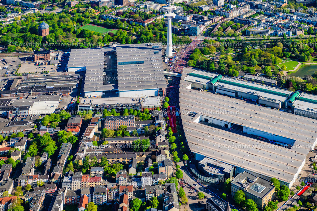 Hamburg_Messe_Marathon_Start_ELS_0987270425 | HAMBURG 27.04.2025 Ausstellungsgelände und Messehallen der Neuen Messe der Hamburg im Sonnenaufgang Messe und Congress GmbH am Fernsehturm "Heinrich-Hertz-Turm" in Hamburg. Weiterführende Informationen bei: Hamburg Messe und Congress GmbH. // Exhibition grounds and exhibition halls of the new Hamburg trade fair in the sunrise fair and congress GmbH at the television tower "Heinrich-Hertz-Turm" in Hamburg. Further information at: Hamburg Messe und Congress GmbH. Foto: Martin Elsen