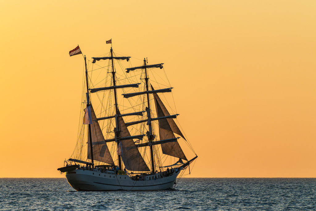 Segelschiff im Sonnenuntergang auf der Hanse Sail in Rostock | Segelschiff auf dem Neuen Strom während der Hanse Sail in Rostock.