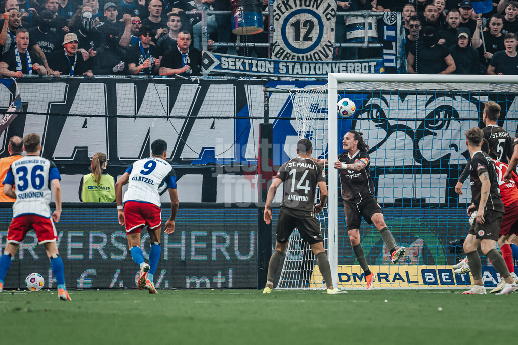 Fußball | Männer | Saison 2023/2024 | 2. Fußball-Bundesliga | 32. Spieltag | Hamburger SV vs. FC St. Pauli  | 03.05.2024 | Jackson Irvine (#7, FC St. Pauli) kann den Ball von Robert Glatzel (#9, HSV) nicht mehr verteidigen, TOR