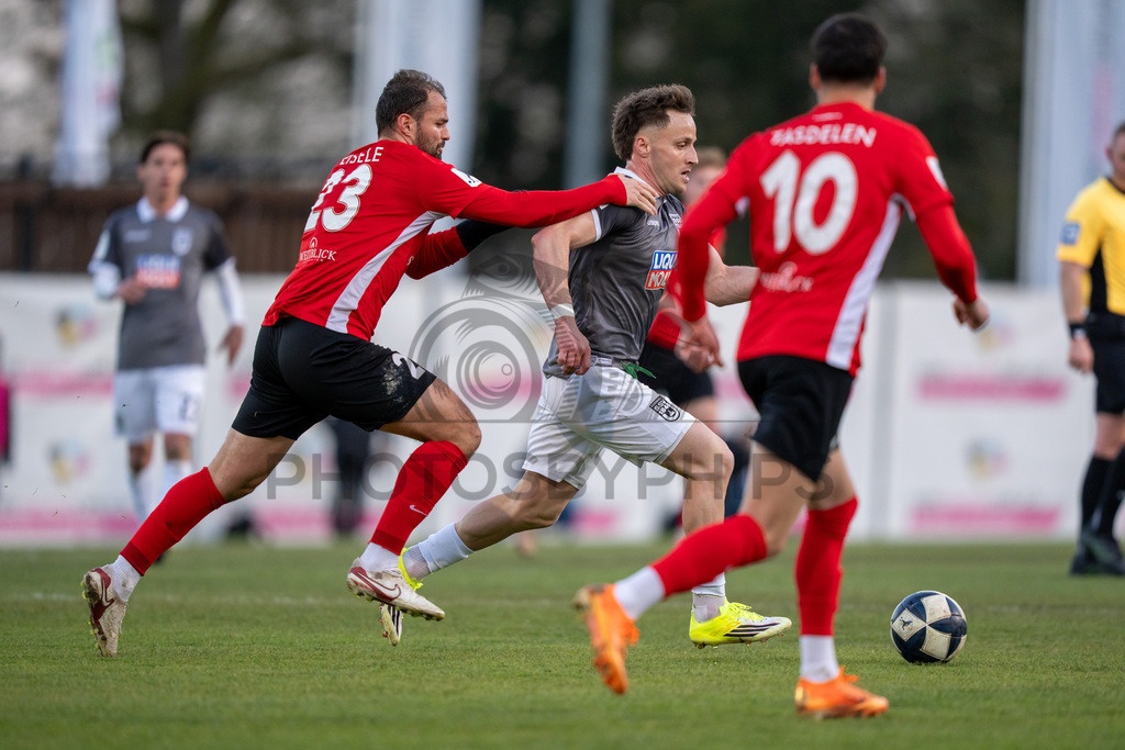 SG Sonnenhof Grossaspach vs. SSV Ulm 1846 Fussball, Fussball, WFV-Pokal, Viertelfinale, 01.04.2026 | Zweikampf zwischen Fabian Eisele (SG Sonnenhof Grossaspach, #23) und Mirnes Pepic (SSV Ulm 1846 Fussball, #20),SG Sonnenhof Grossaspach vs. SSV Ulm 1846 Fussball, Fussball, WFV-Pokal, Viertelfinale, 01.04.2026