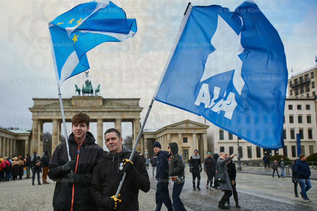 #IndyBerlin23 - Demonstration für schottische Unabhängigkeit | Rund 60 Personen ziehen am 11.03.2023 mit einer Demonstration vom Brandenburger Tor an der Britischen Botschaft vorbei zum Roten Rathaus, um die Unabhängigkeit Schottlands zu fordern.

On March 11, 2023, approx. 60 people rally in support of the Scottish independence, marching from Brandenburg Gate via the British Embassy to the Red Town Hall.  - Realisiert mit Pictrs.com