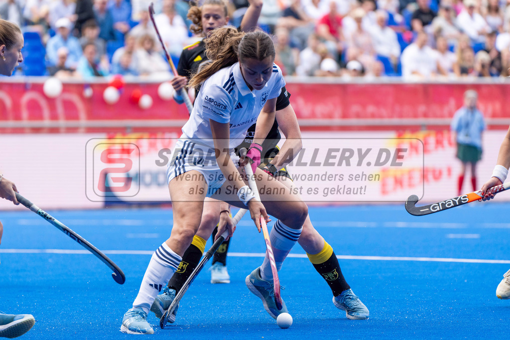 Final4_20250601-1042-HK108271 | Krefeld, Deutschland, 01.06.2025:  Feldhockey Final4 2025 – „Deutsche Feldhockey-Meisterschaften 2025“ Harvestehuder HTC - Düsseldorfer HC (Finale Damen) im Gerd-Wellen-Hockeyanlage am 01.06.2025 in Krefeld, Deutschland. (Foto von Kramhöller/Fehrmann/Kaste)Krefeld, Germany, 01.06.2025: Feldhockey Final4 2025 – „Deutsche Feldhockey-Meisterschaften 2025“ Harvestehuder HTC - Düsseldorfer HC (Finale Damen) in Gerd-Wellen-Hockeyanlage at 01.06.2025 in Krefeld, Deutschland. (Foto from Kramhöller/Fehrmann/Kaste)