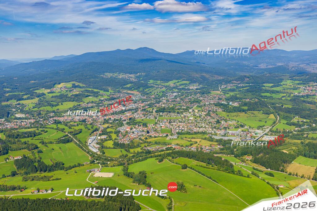 Luftaufnahme der Stadt Zwiesel - Die Luftaufnahme wurde 2025 vom UL-Flugzeug heraus erstellt ( keine Drohne ) - Hochauflösende Luftaufnahme - für professionelle Ausdrucke geeignet. Die Geschenkidee !Mit Lizenz und Bildrechte bestellbar