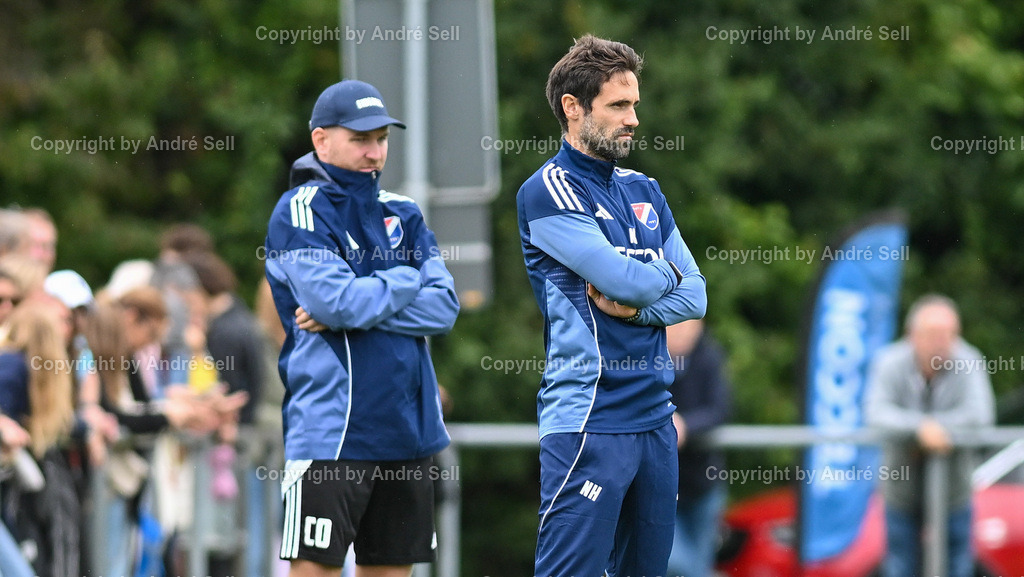 SpVg Eidertal Molfsee vs TSV Kronshagen | Trainer Nedim Hasanbegovic (Molfsee re.) / Fußball-Landesliga Schleswig Männer 2025/2026 / SpVg Eidertal Molfsee vs TSV Kronshagen / Platz A / Molfsee / 13.09.25 - Realisiert mit Pictrs.com