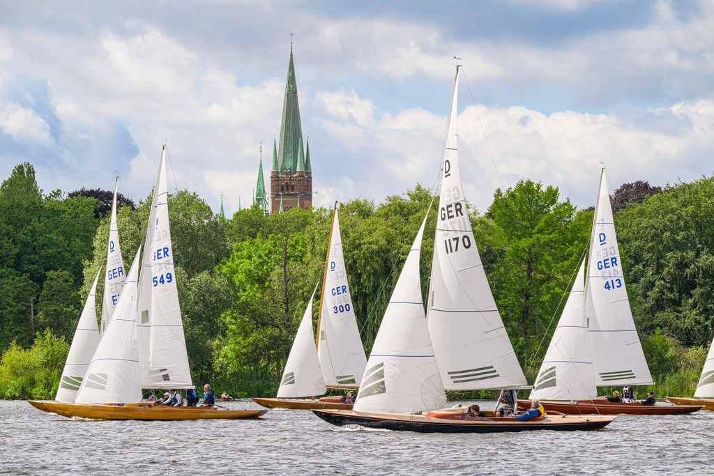Holzboot-Regatta | Mit traditionellen Segelyachten wird auf der Hamburger Alster die Holzboot-Regatta ausgetragen. Das Bild entstand kurz nach dem Start, als die Yachten noch dicht beieinander fuhren. - Realisiert mit Pictrs.com