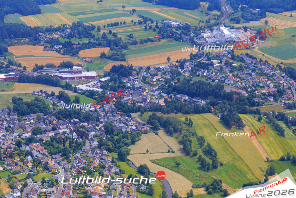 Die Luftaufnahme der Stadt Roeslau wurde vom UL-Flugzeug heraus erstellt ( keine Drohne )- hohe Auflösung für beste Qualität