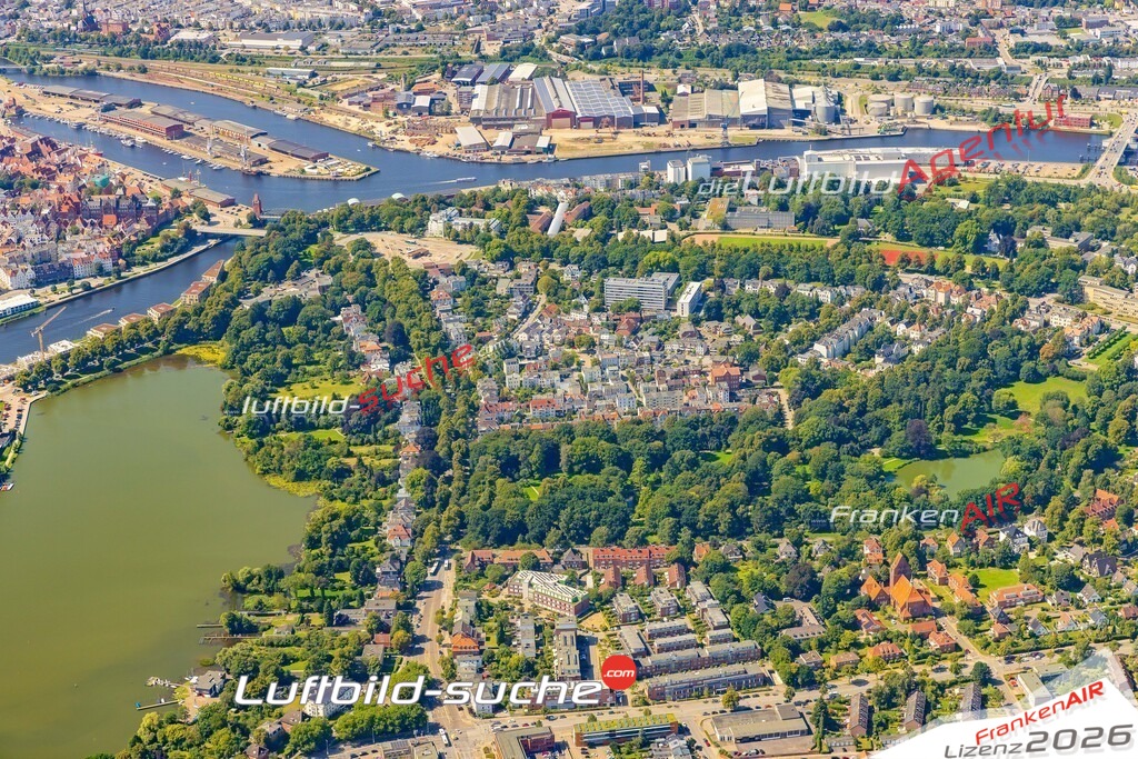 Schrägluftbild  Burgtor Roeckstraße  Lübeck - Das Luftbild wurde 2025 vom UL-Flugzeug heraus erstellt (ohne Drohne- keine Drohnenaufnahme ) - Hochauflösende Luftaufnahme -Nicht vergleichbar mit Google Maps oder Satelittenbilder- Die Geschenkidee !Mit Lizenz und Bildrechte bestellbar