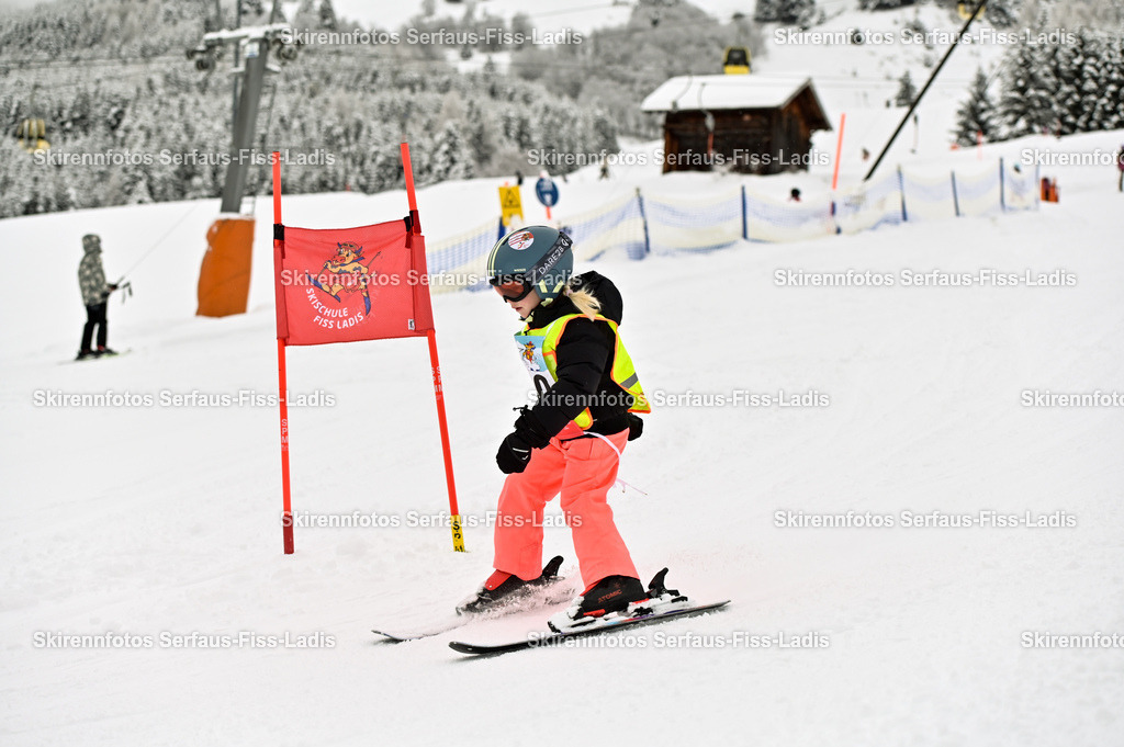 SRF_20.02.2026_0444 | Skirennfotos,Serfaus,Fiss,Ladis,Kinderskirennen,Winter,Tirol,Oberland,skirace,SFL,feelfree,weil wir's genießen,ski,Ski,skifahren,Sonnenplateau, - Realisiert mit Pictrs.com