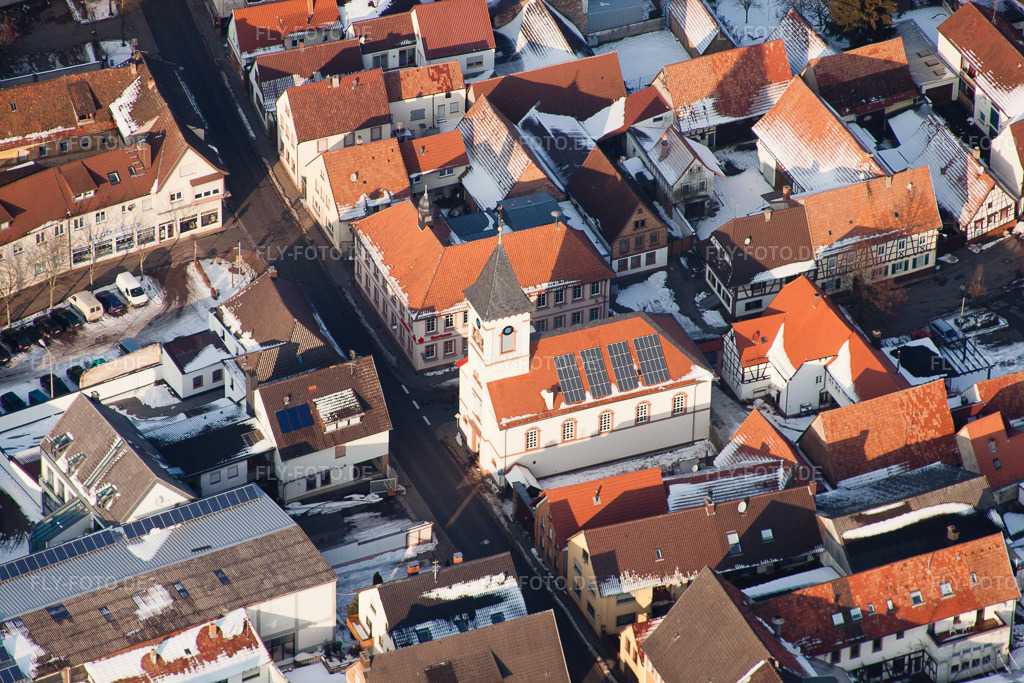 Luftbild: Winterlich schneebedeckte Ortsansicht der Straßen und Häuser der Wohngebiete im Ortsteil Ingenheim in Billigheim-Ingenheim im Bundesland Rheinland-Pfalz in Deutschland. Foto: IMG_24445.jpg vom 16.02.2010 durch Werner Riehm/FLY-FOTO.de