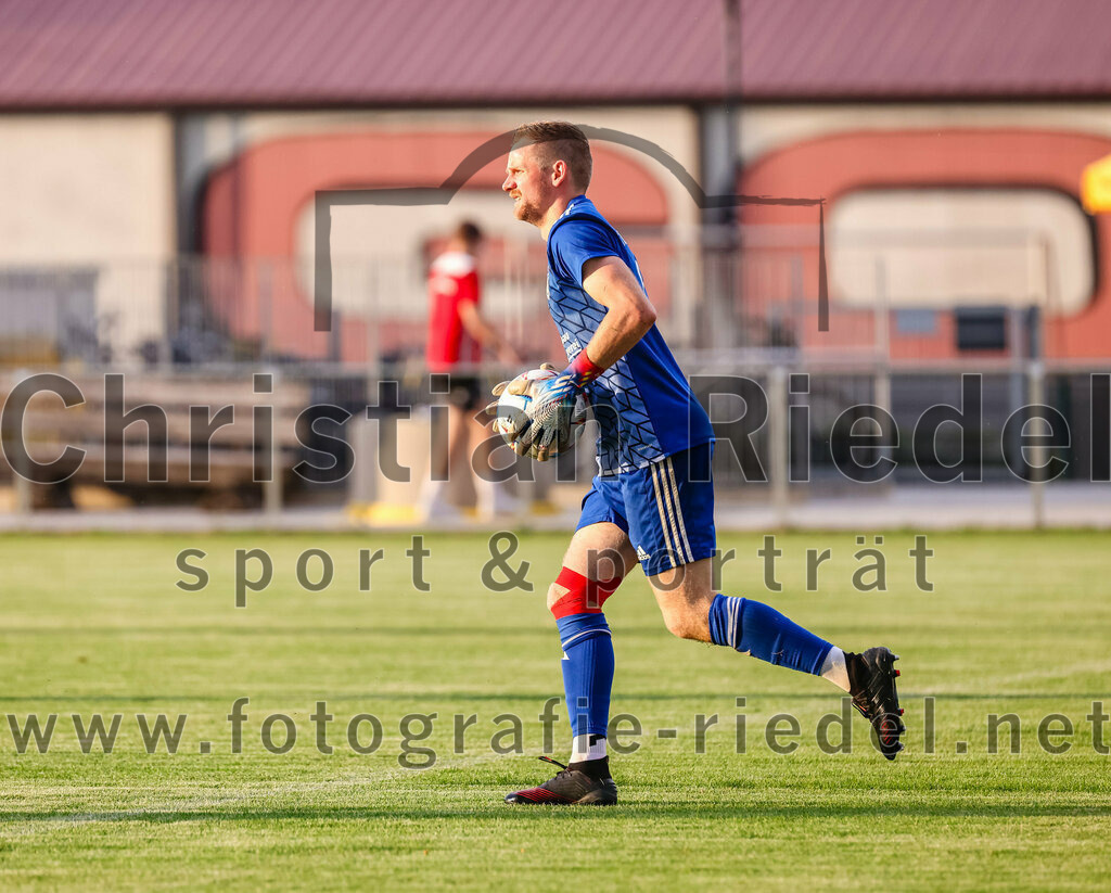 2023-08-25_031_FC_Finsing_gegen_FC_Lengdorf | Finsing, Deutschland, 25.08.2023:
Fußball, Kreisliga 2023 / 2024, 6. Spieltag, FC Finsing gegen FC Lengdorf, Endergebnis: 5:0

Torwart Johannes Preis (FC Lengdorf, #1)

Foto: Christian Riedel / fotografie-riedel.net