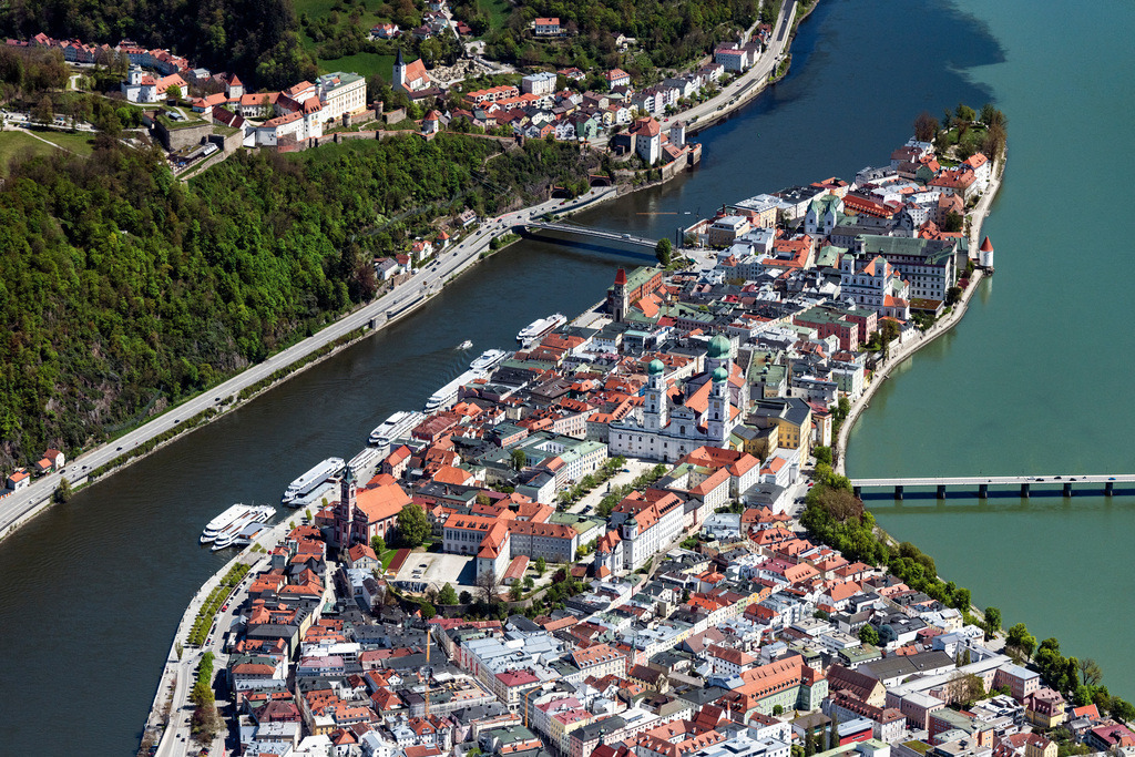 dr__0062314.jpg | PASSAU 09.05.2021 Altstadt an den Fluss- Uferbereichen der Donau und des Inn in der Drei-Flüsse-Stadt Passau im Bundesland Bayern, Deutschland. // Town on the banks of the river of Donau and of Inn in Passau in the state Bavaria, Germany. Foto: Daniel Reiter