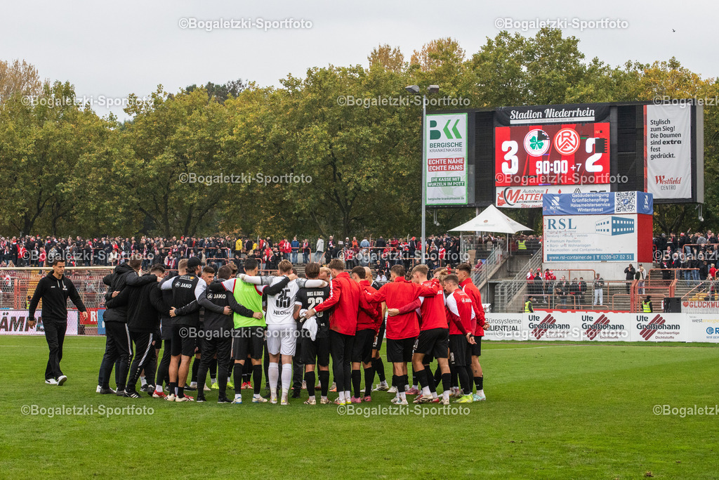 RWE Spieler vor Anzeigetafel | 11.10.2025, Fußball, Niederrheinpokal, Rot-Weiß Oberhausen - Rot-Weiss Essen: Das RWE Team in der Nachbesprechung mit der Anzeigetafel im Hintergrund - Realisiert mit Pictrs.com