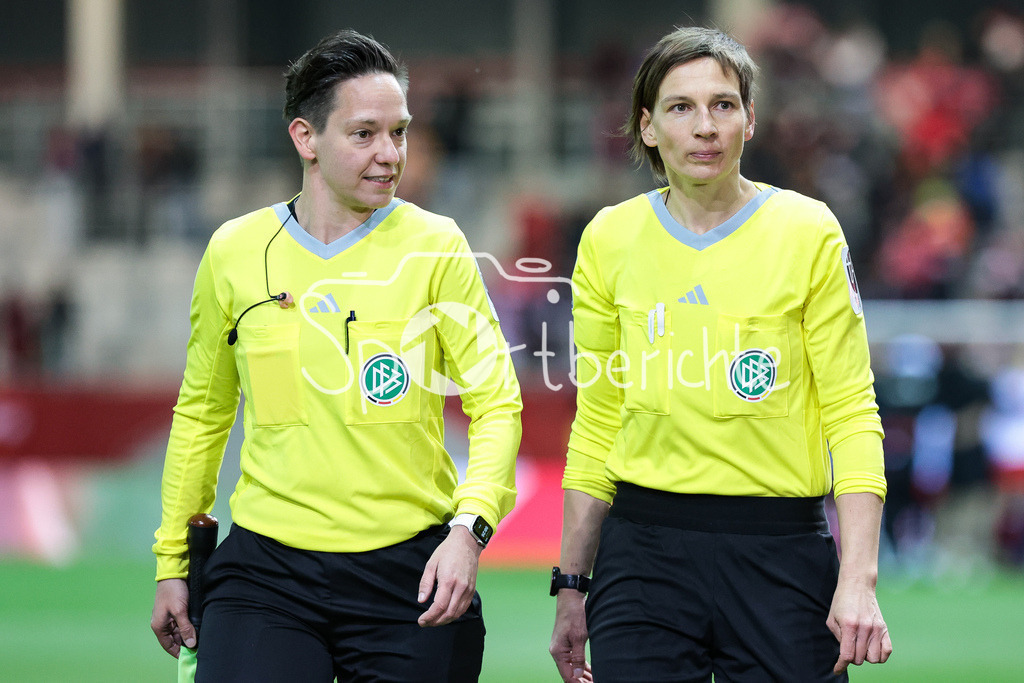 FC Bayern München Frauen - SV Werder Bremen Frauen | Linienrichterin Alessa PLASS und Schiedsrichterin Christine WEIGELT nach der Partie in Muenchen /