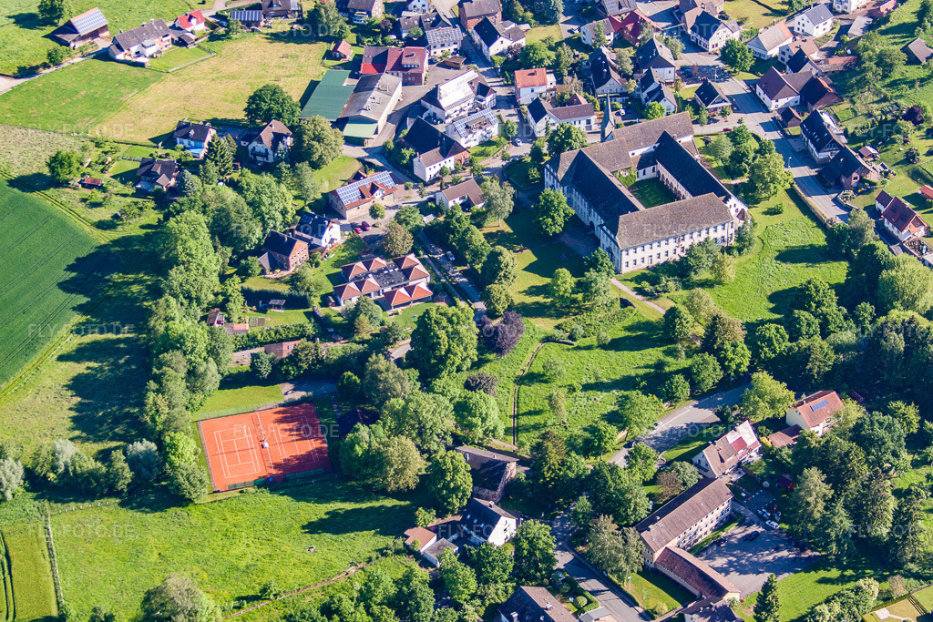 Luftbild: Gebäudekomplex des Klosters Koptisch-Othodoxes Kloster Propsteistrasse im Ortsteil Brenkhausen in Höxter im Bundesland Nordrhein-Westfalen in Deutschland. Foto: IMG_65721.jpg vom 25.05.2014 durch Werner Riehm/FLY-FOTO.de