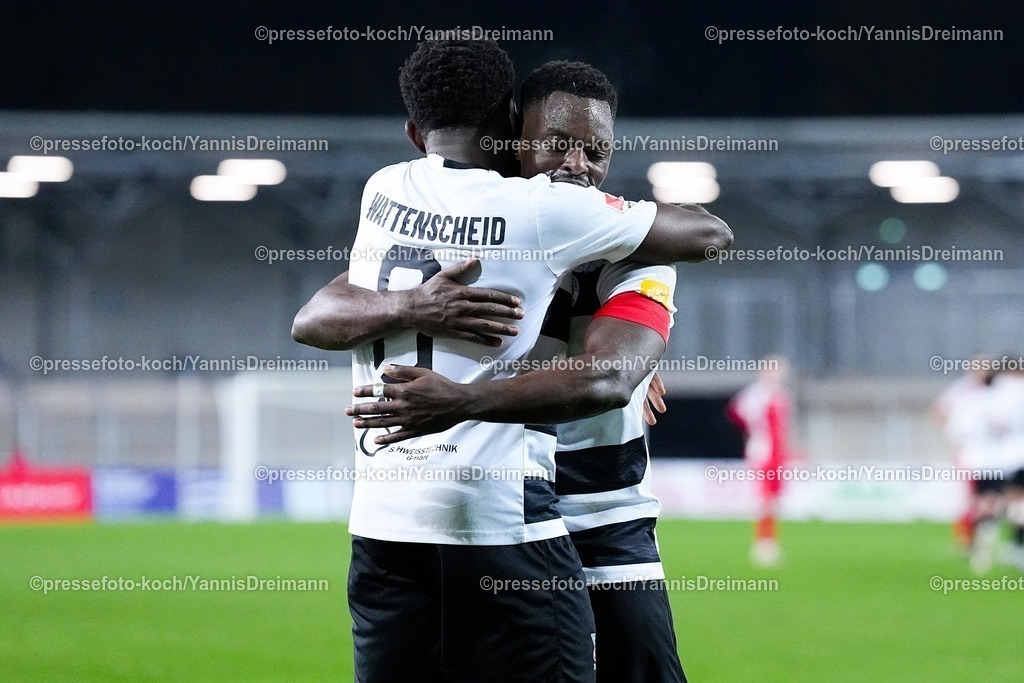 xYDRx06112501026 | 06.11.2025, xydrx, Fußball, Oberliga Westfalen, SG Wattenscheid 09 - FC Eintracht Rheine, Saison 2025 2026, Lohrheidestadion:  orjubel nach dem Tor zum 1:0 für die SG Wattenscheid 09 durch Torschütze Robert Nnaji (SG Wattenscheid 09 #8) zusammen mit Steve Tunga (SG Wattenscheid 09 #26)