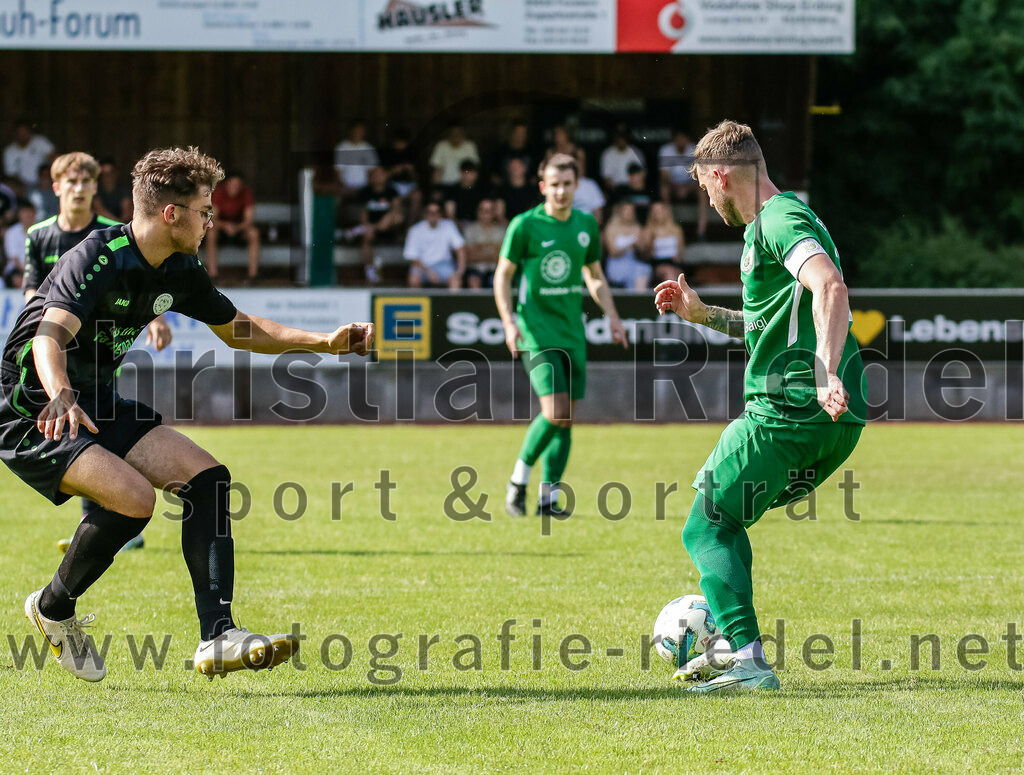 2023-07-09_029_FC_Forstern_gegen_SpVgg_Neuching | Forstern, Deutschland, 09.07.2023:
Fußball, Kreisklasse 2023 / 2024, Testspiel, FC Forstern gegen SpVgg Neuching, Endergebnis: 2:4

Lukas Schindlbeck (SpVgg Neuching, #15), Andreas Ullmann (FC Forstern, #11)

Foto: Christian Riedel / fotografie-riedel.net