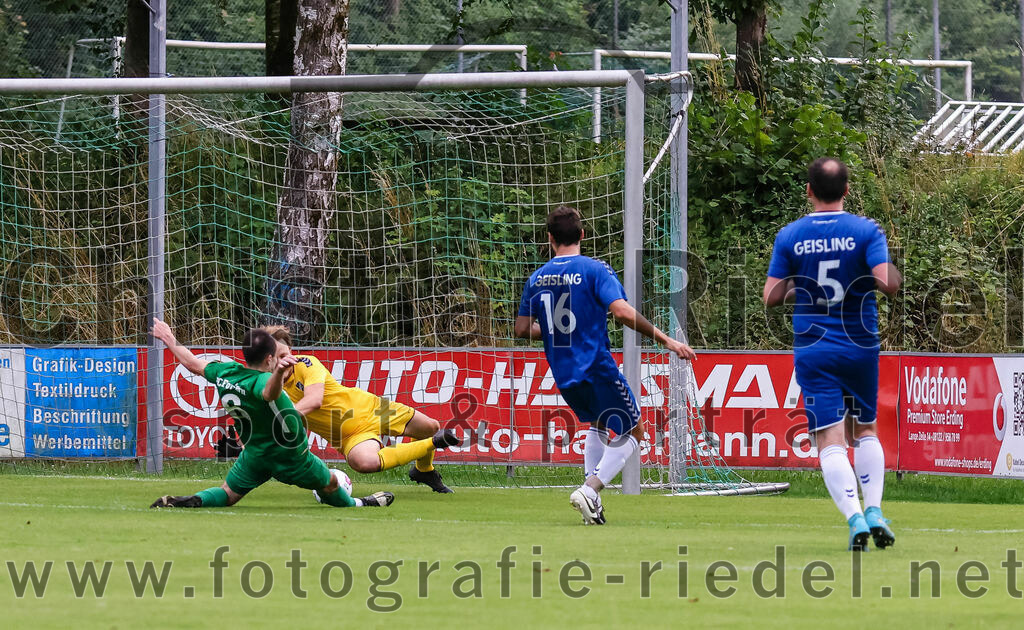 2023-08-04_067_FC_Forstern_gegen_FC_Langengeisling_II | Forstern, Deutschland, 04.08.2023:
Fußball, Kreisklasse 2023 / 2024, 1. Spieltag, FC Forstern gegen FC Langengeisling II, Endergebnis: 2:1

Tobias Keserü (FC Forstern, #6), Torwart Christian Bernhardt (FC Langengeisling, #1), Severin Stenzel (FC Langengeisling, #16), Ferdinand Zink (FC Langengeisling, #5)

Foto: Christian Riedel / fotografie-riedel.net